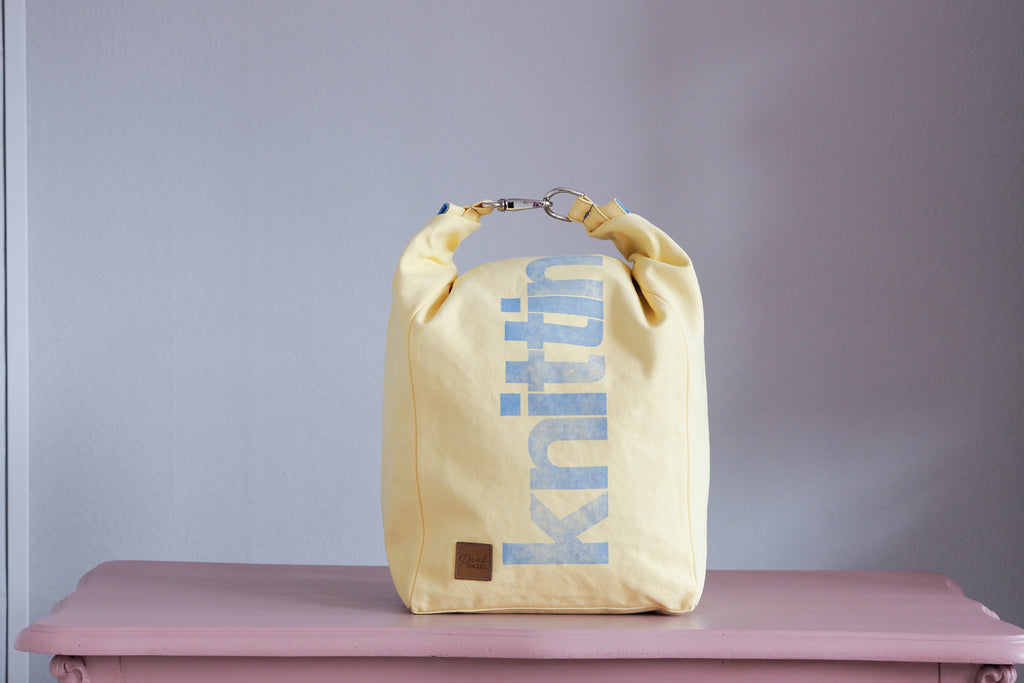 Roll & Stroll Bag - Pastel yellow printed light blue